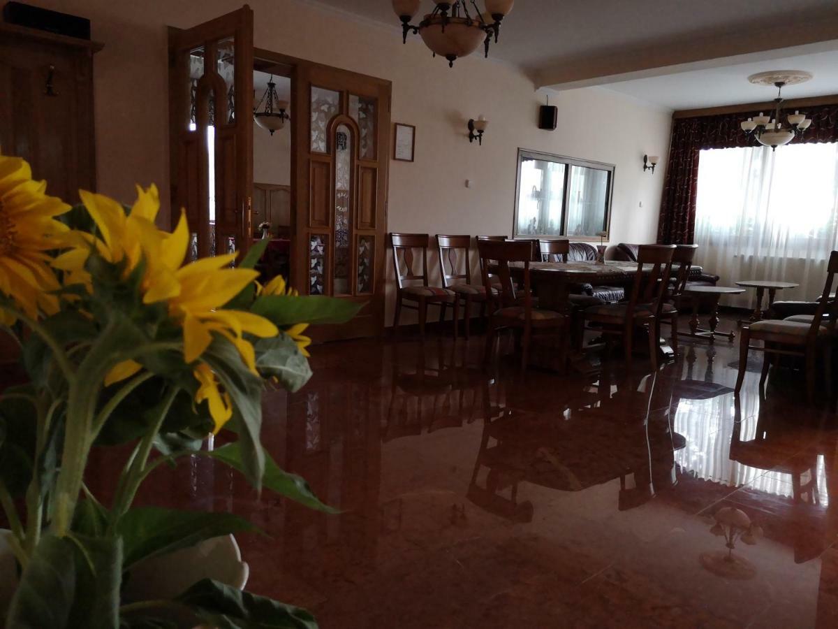 Júlia Panzió Acomodação com café da manhã Hajdúszoboszló Exterior foto